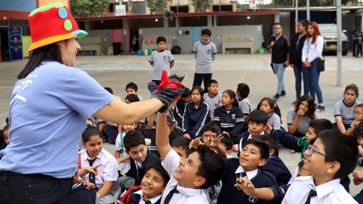 RET en español: Transformando Comunidades Educativas en Perú